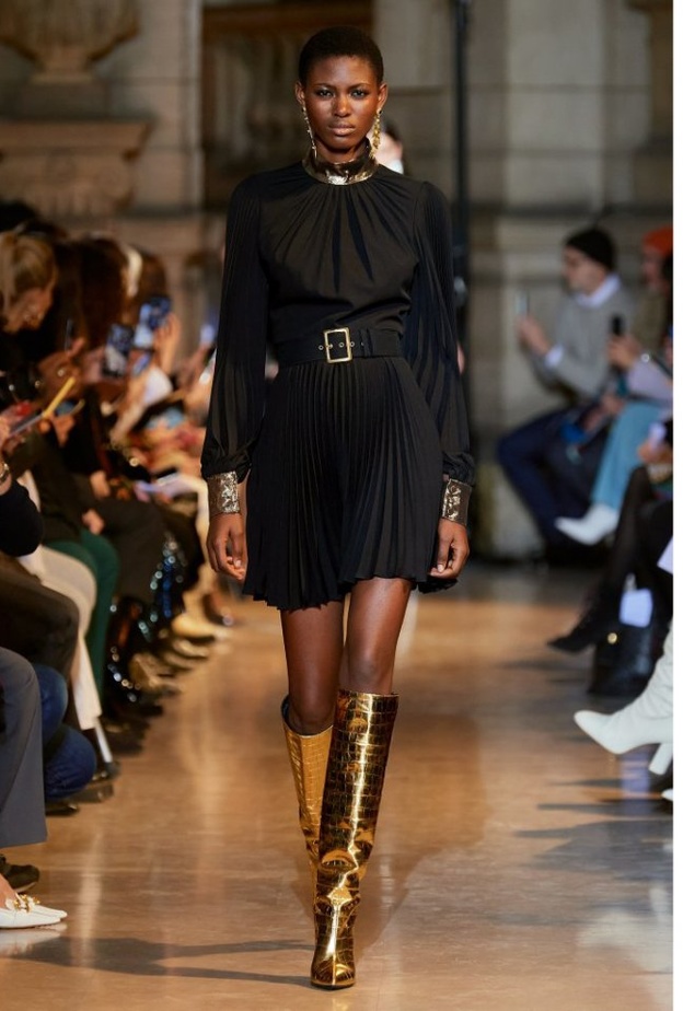  فستان اسود من  Andrew Gn