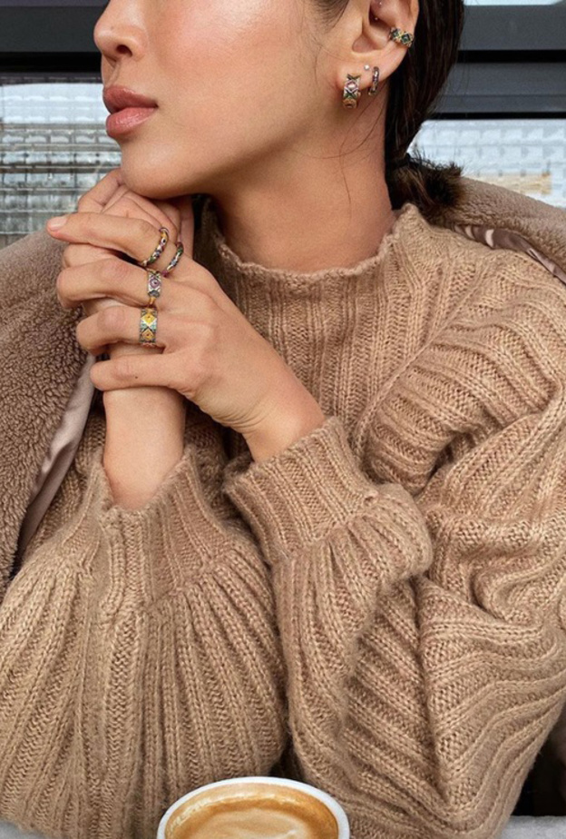 نصائح تنسيق المجوهرات مع الكنزات الشتوية