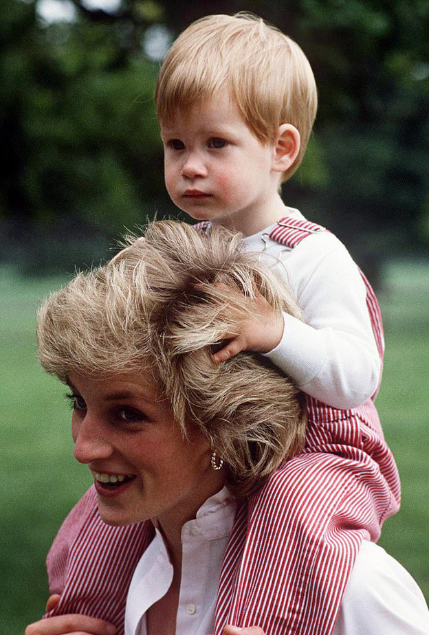 هاري ينشر صورة لوالدته الأميرة ديانا