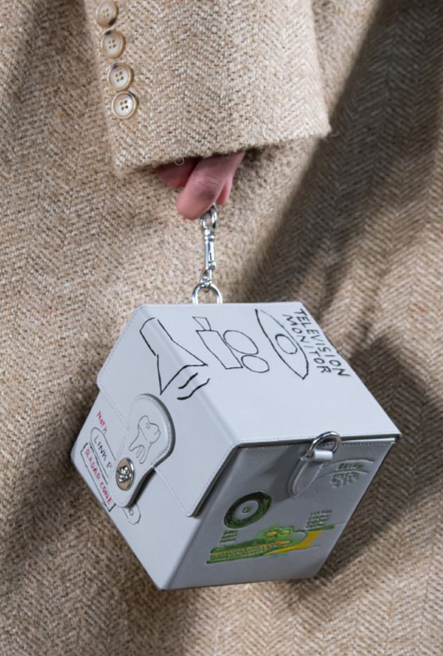 موديلات حقائب يد 2021 هندسية مع الرسمات من دار Coach