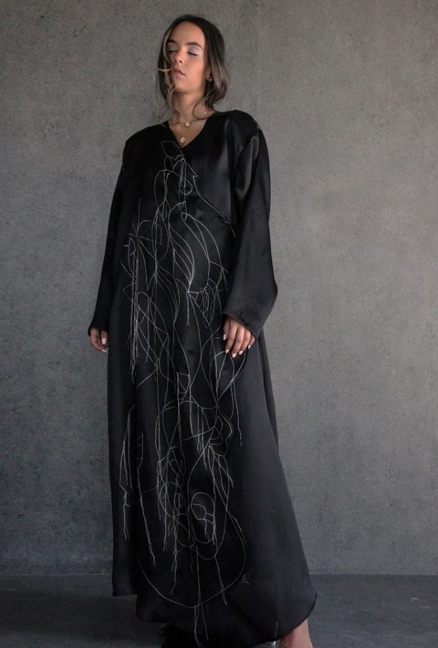  اللون الأسود الراقي بعباية فاخرة مزيّنة بأسلوب فني من تصميم SHOUG