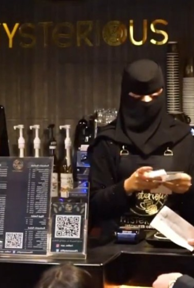 4 فتيات سعوديات يؤسسن مشروع مقهى ويتقاسمن مهام العمل فيه