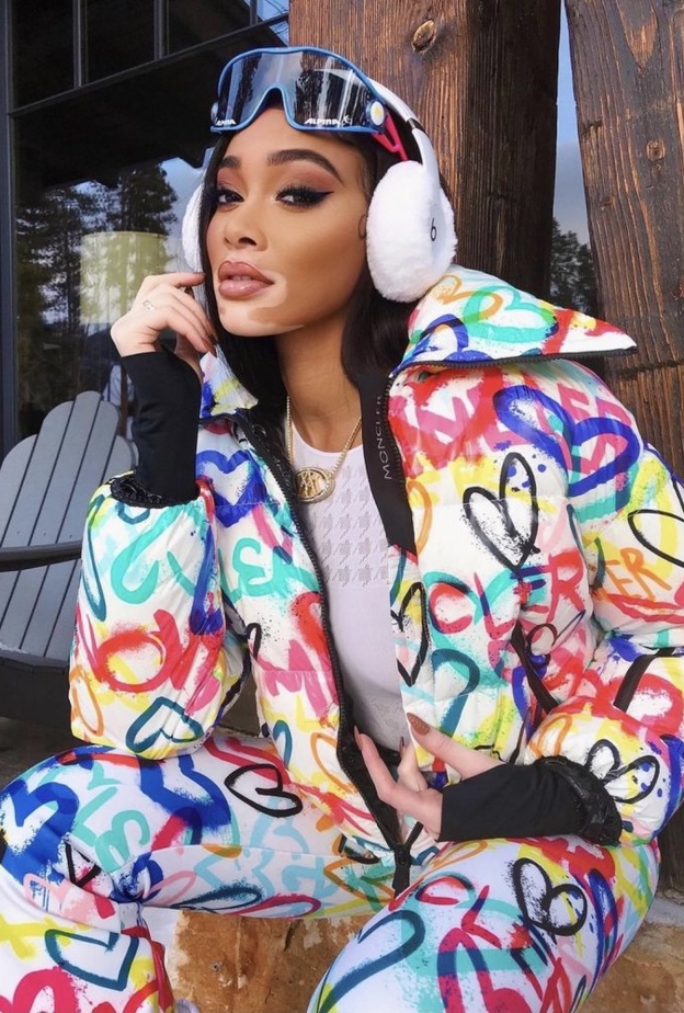 ويني هارلو تستمتع بأجواء رحلتها الثلجية في كولورادو