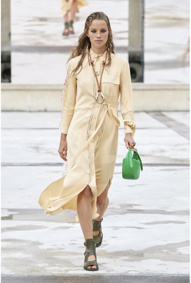 طرق تنسيق القميص الطويل على شكل فستان من دار Chloe