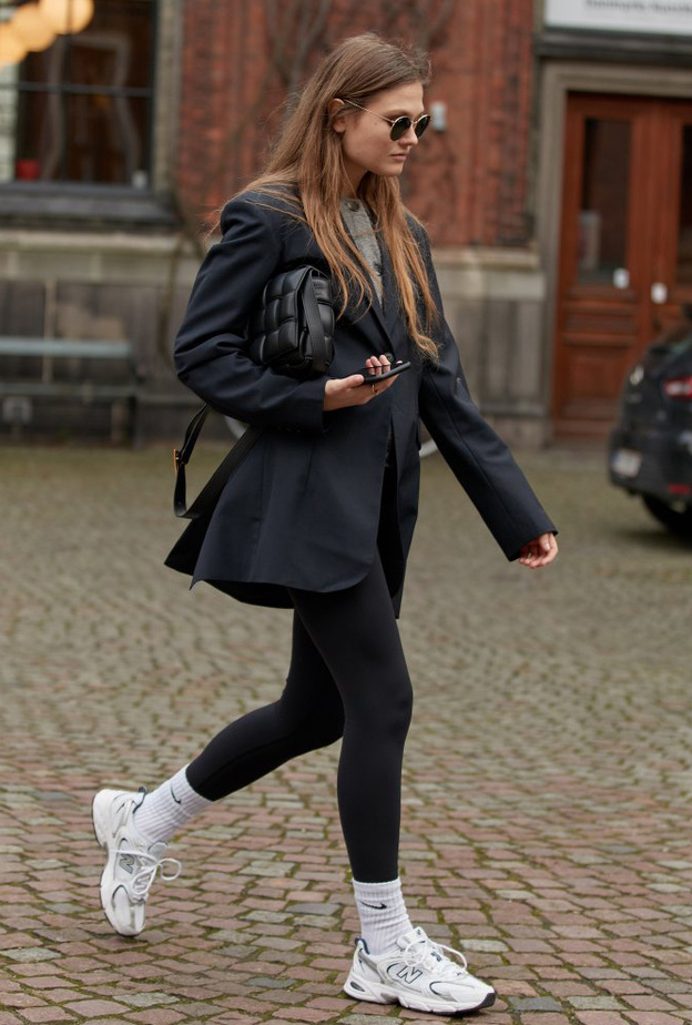 اعتمدي اطلالات شبابية مستوحاة من الثمانينات مع الأحذية الرياضية