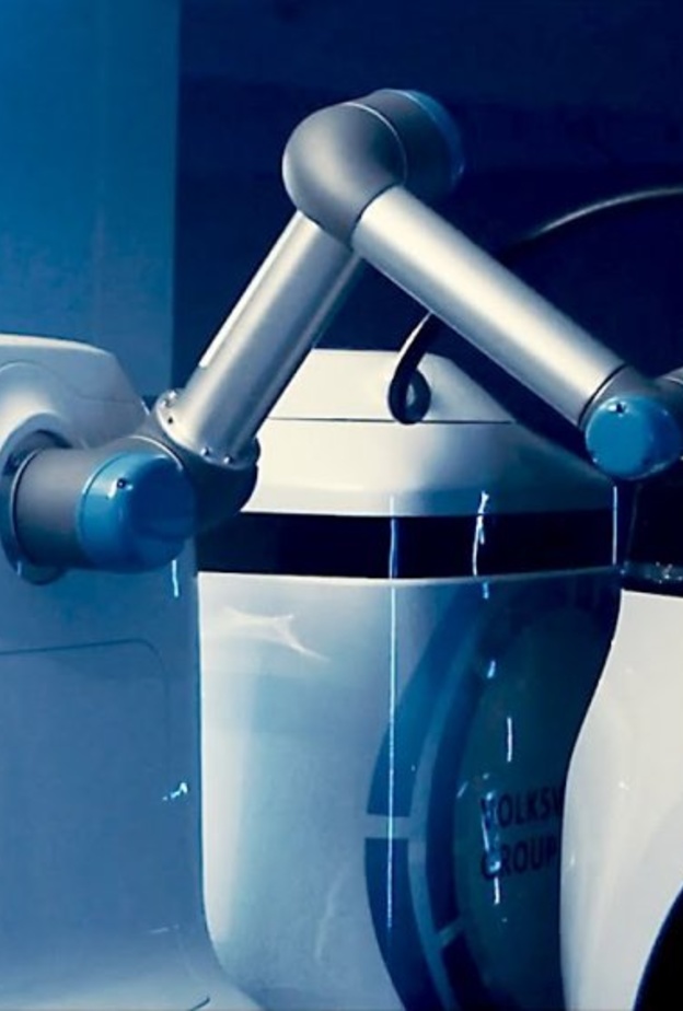  الروبوت آر تو دي تو يشحن السيارات الكهربائية بدون تدخل بشري