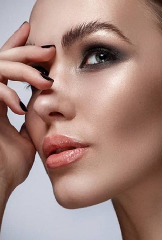  أحمر الشفاه النيود من أبرز ألوان أحمر الشفاه لشتاء 2021