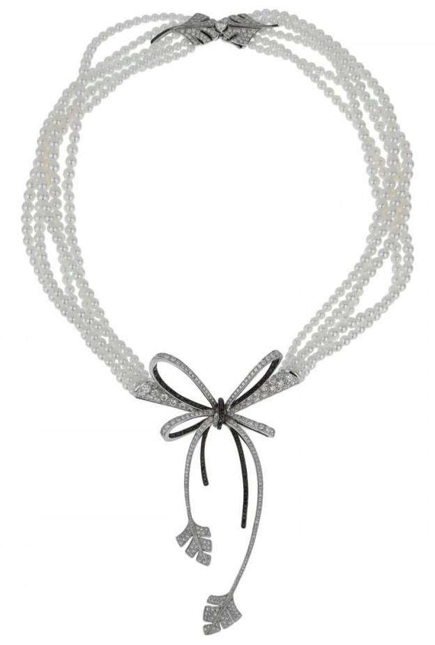 عقد من شانيل Chanel