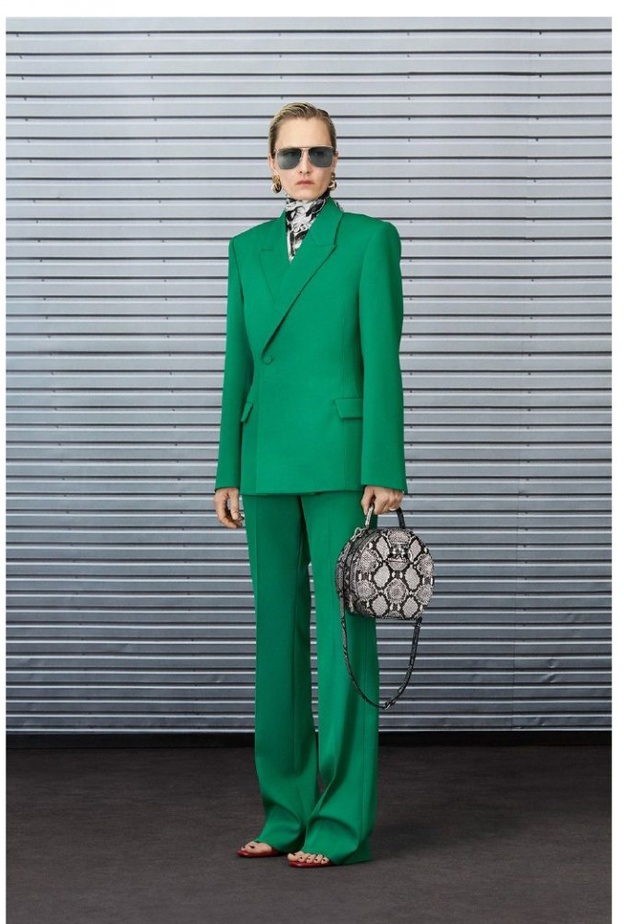  طرق تنسيق البليزر مع البناطيل الرسمية من دار Balenciaga