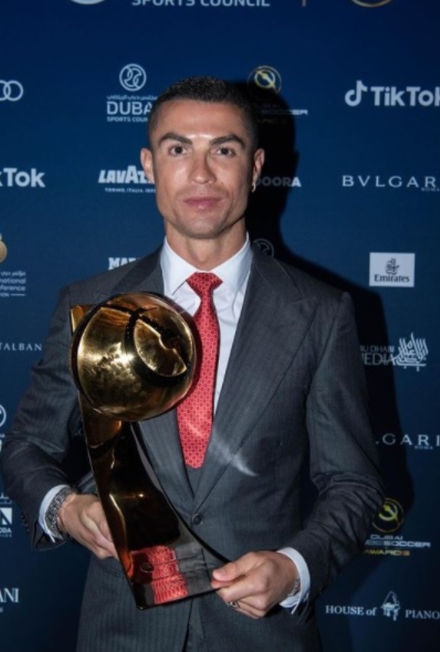  الشيف التركي الشهير بوراك أزدمير برفقة رونالدو  - المصدر صفحة اللاعب 