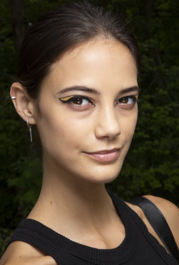  الوان الايلاينر موضة ربيع 2021 باللون الاصفر من دار Christian Siriano