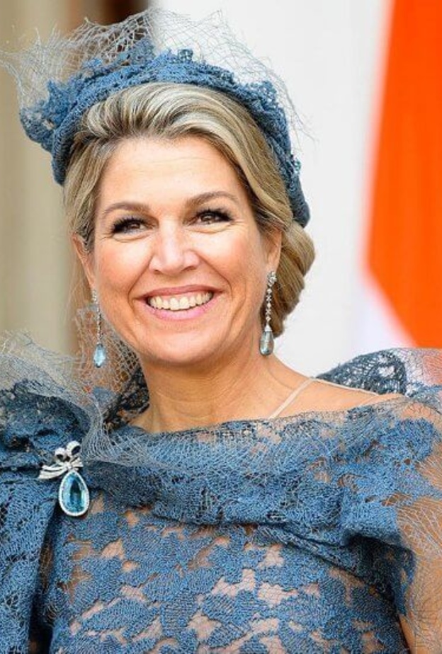  الملكة ماكسيما ترتدي دلاية الملكة يوليانا كبروش