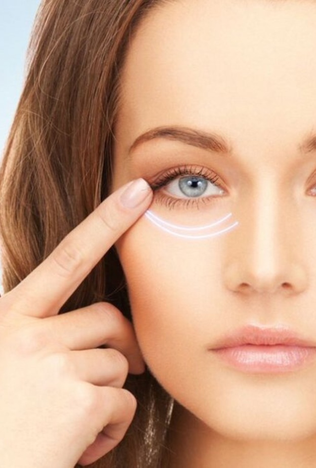  التدليك بزيت الزيتون يخفف تجاعيد تحت العين