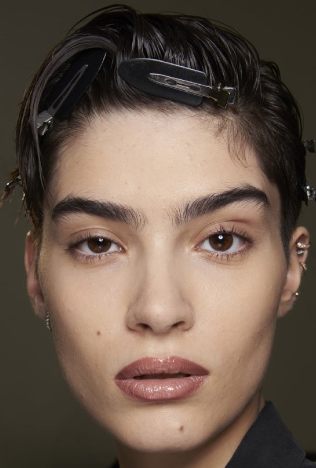 رسمات حواجب 2021 دائرية من دار Acne