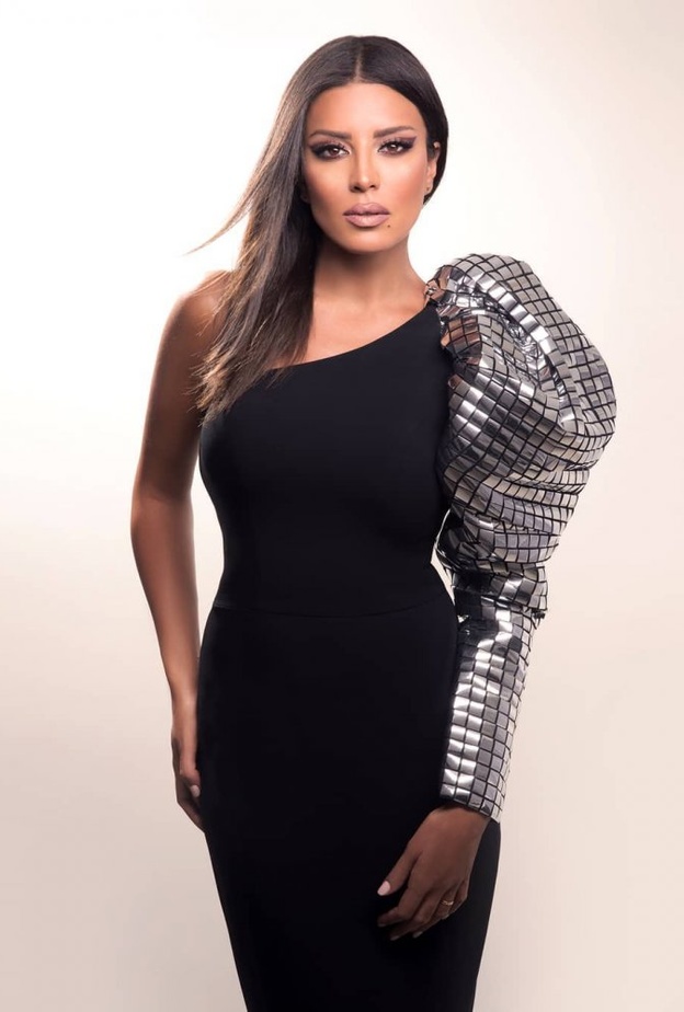 موديلات فساتين سهرة ناعمة مع الاكمام الفاخرة من اطلالة امل بوشوشة