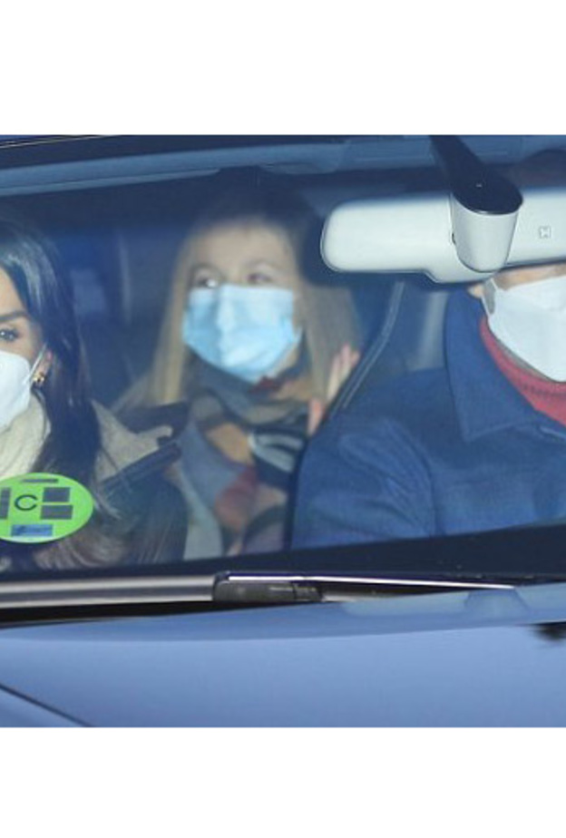 بالصور الملكة ليتيزيا تزور والدها بصحبة زوجها ملك إسبانيا وطفلتيهما