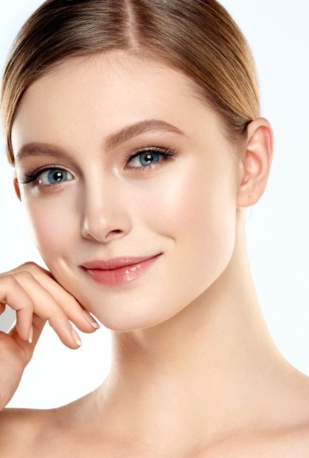 نصائح جمالية لصنفرة البشرة وتوحيد لونها في شتاء 2021