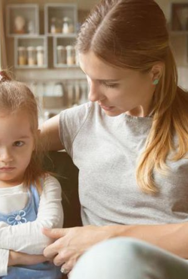 كيف تتعاملين مع مواقف طفلك المحرجة امام الغرباء