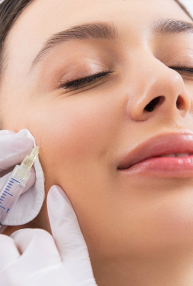حقن الكولاجين يعمل على تحسين ملامح الجلد وملء التجاعيد