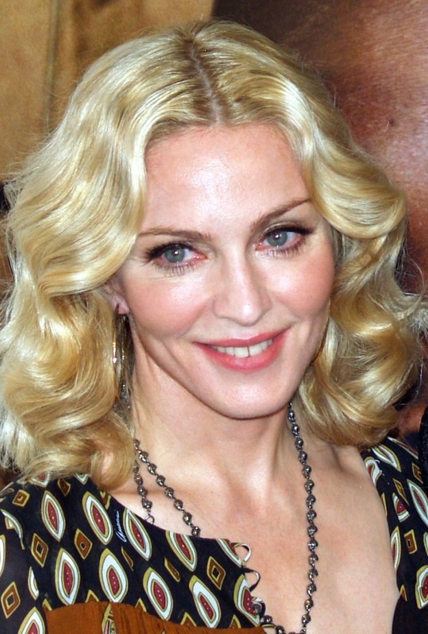 مادونا حائرة بين ممثلتين لتجسيد حياتها في فيلم يحكي سيرتها الذاتية