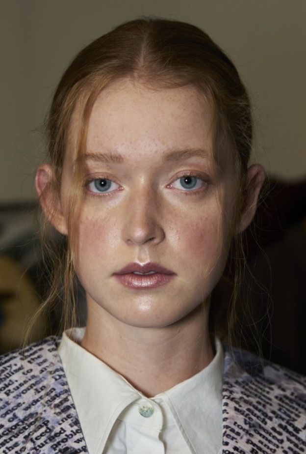 صيحة الهايلايتر تغزو موضة مكياج ربيع 2021 وهذه اسرار تطبيقها