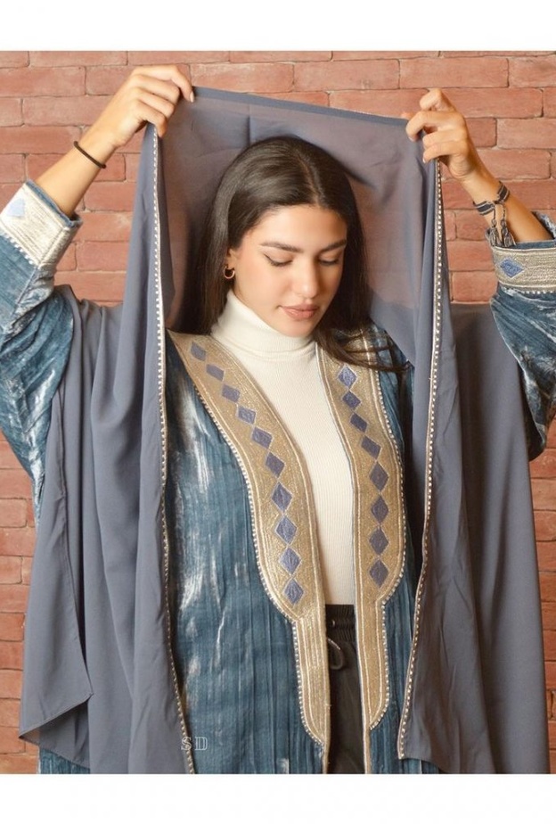 بشت المخمل الملكي @stitchesbydhai