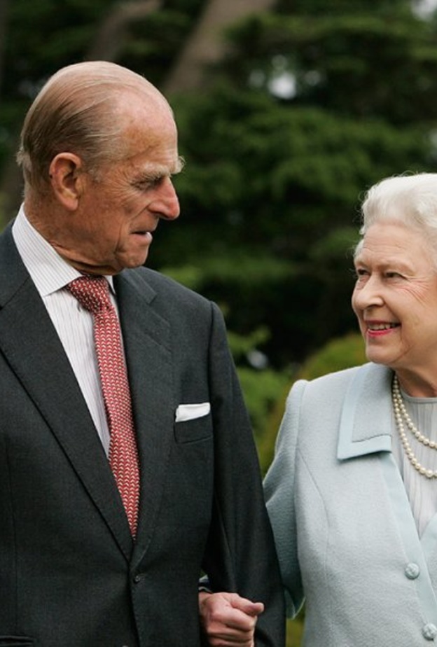 ملكة بريطانيا وزوجها يتلقيان لقاح كورونا