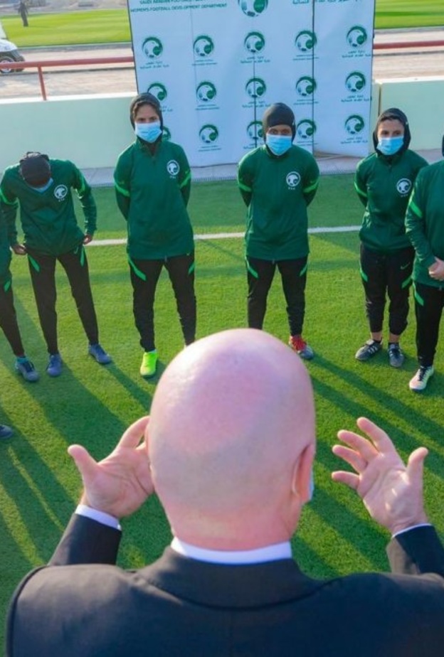 رئيس الاتحاد الدولي لكرة القدم يلتقي بلاعبات المنتخب السعودي