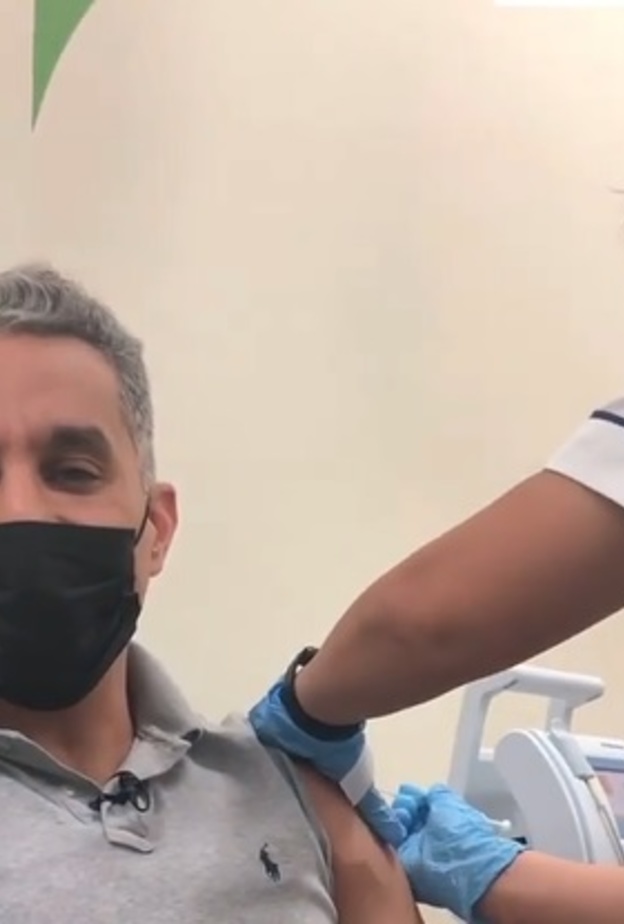 باسم يوسف يتلقى لقاح كورونا في إمارة دبي