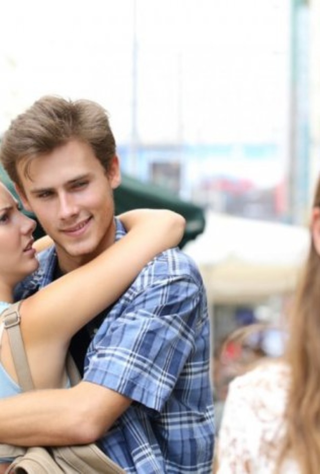 كيف أتعامل مع زوجي الذي يدمن النظر إلى النساء