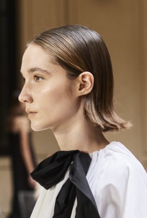 تسريحات شعر مسحوب للخلف  موضة 2021