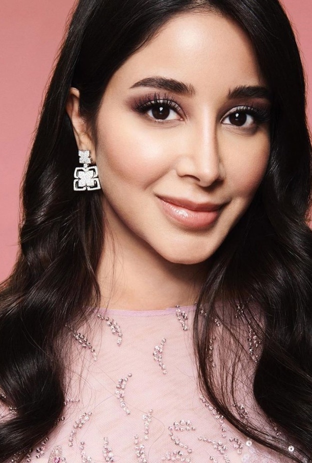 تسريحات شعر ويفي عريض من وحي اطلالات اسيل عمران