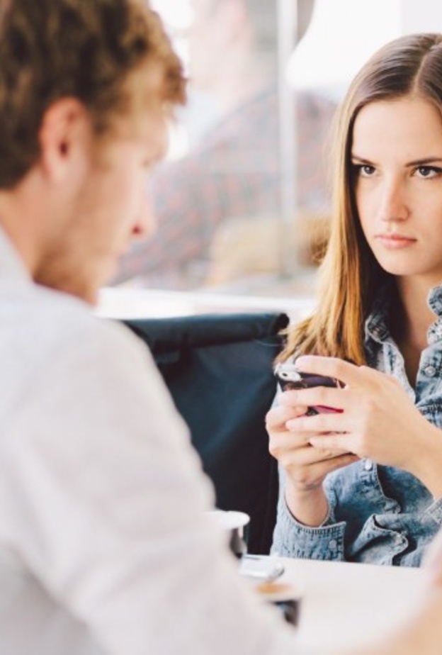 ما هي أسباب تجاهل الرجل للمرأة التي تعجبه