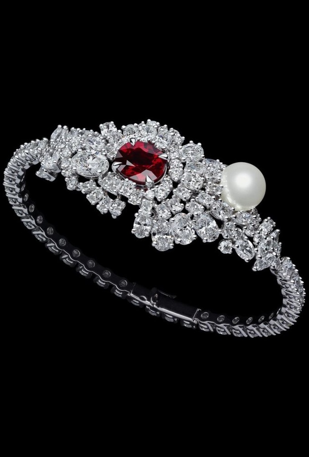  اسوارة من ديور Dior