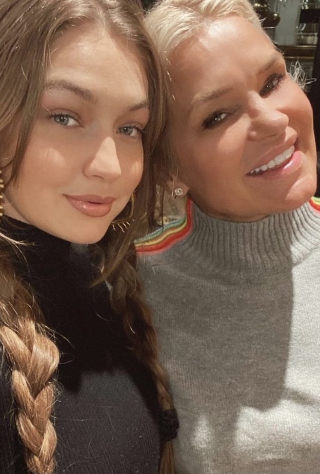 جيجي حديد تحتفل بعيد ميلاد والدتها يولاندا في المنزل برفقة العائلة