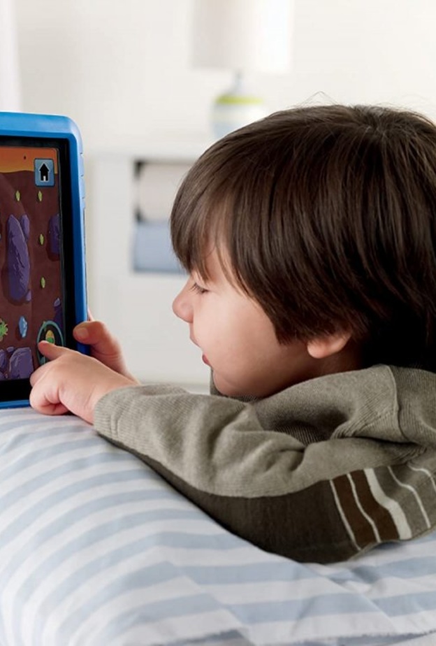  9 نصائح للتعامل مع الطفل الشديد التعلق بالموبايل والتابلت