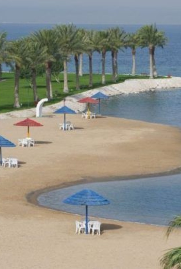 شاطئ نصف القمر وجهة مثالية للاستجمام - المصدر روح السعودية