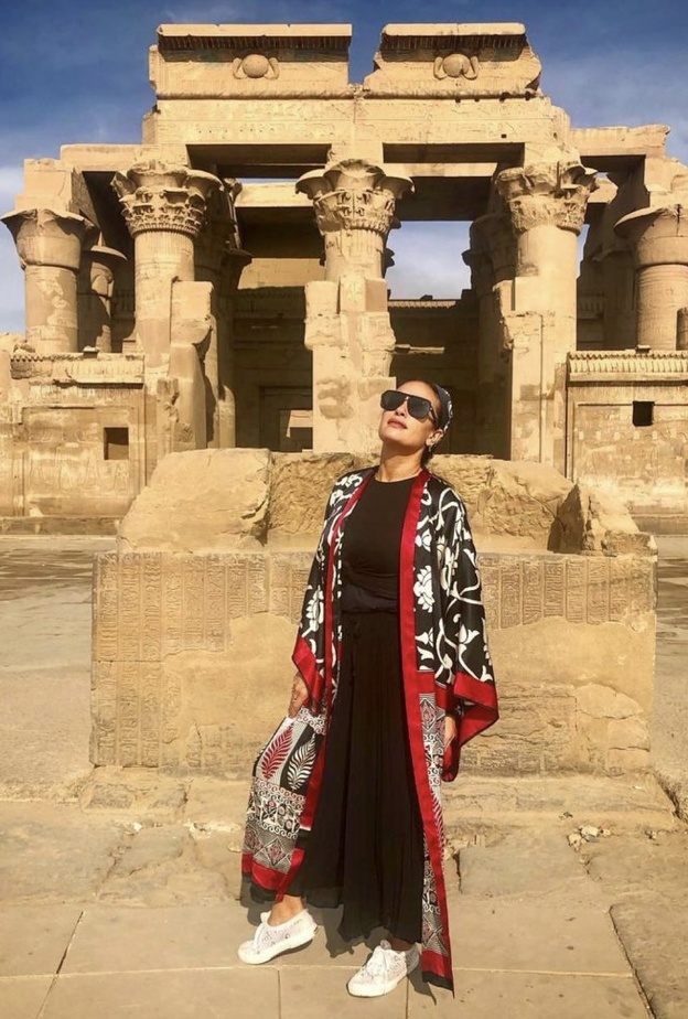 هند صبري تستمتع بأجواء السياحة التاريخية في مدينة الأقصر المصرية