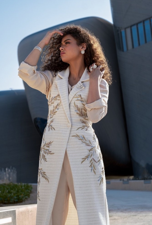  الشابة السعودية عبير بالبيد التي تتألق في "إثراء" بمجوهرات Van Cleef & Arpels