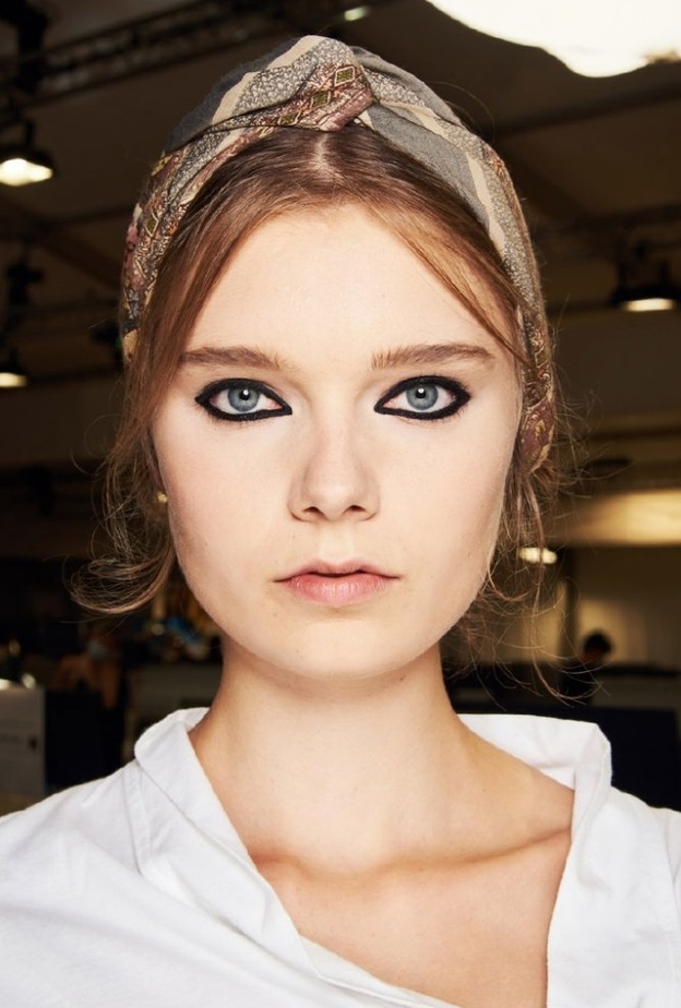 تطبيق رسمات مكياج سموكي مات بأسلوب دار Christian Dior