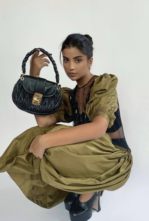 اختارت علا فرحات حقيبة يد سوداء أنيقة من ميوميو