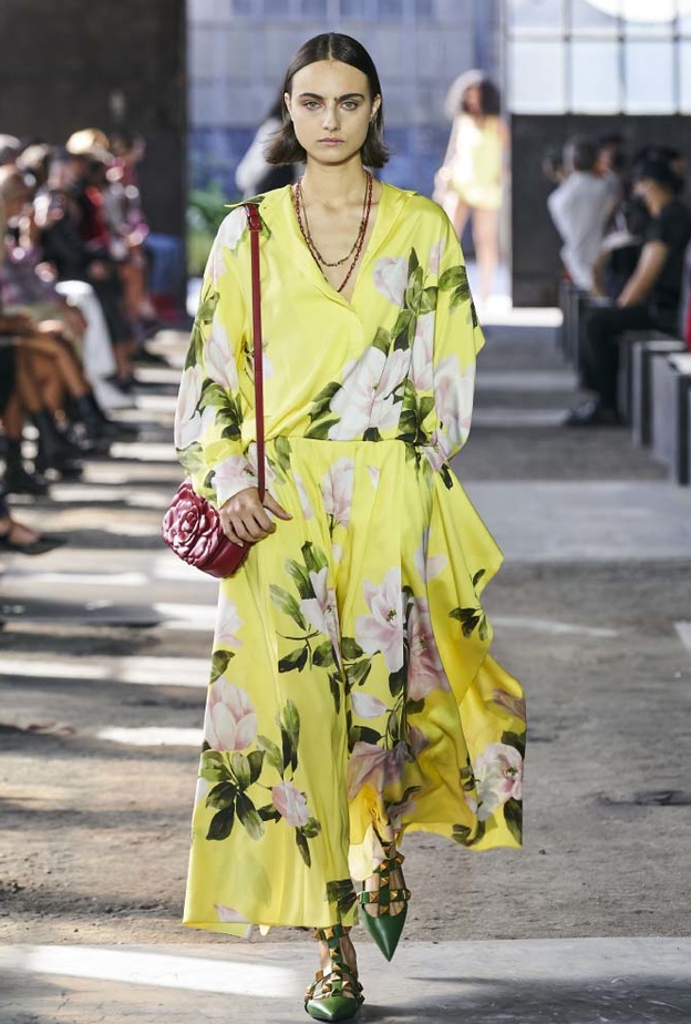 فساتين مطبعة بالورود المشرقة لربيع 2021 من Valentino