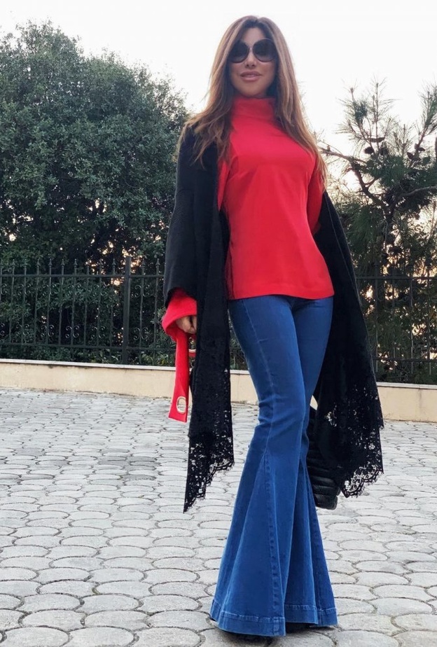 اطلالات نجوى كرم بموضة الجينز الواسع والجريء