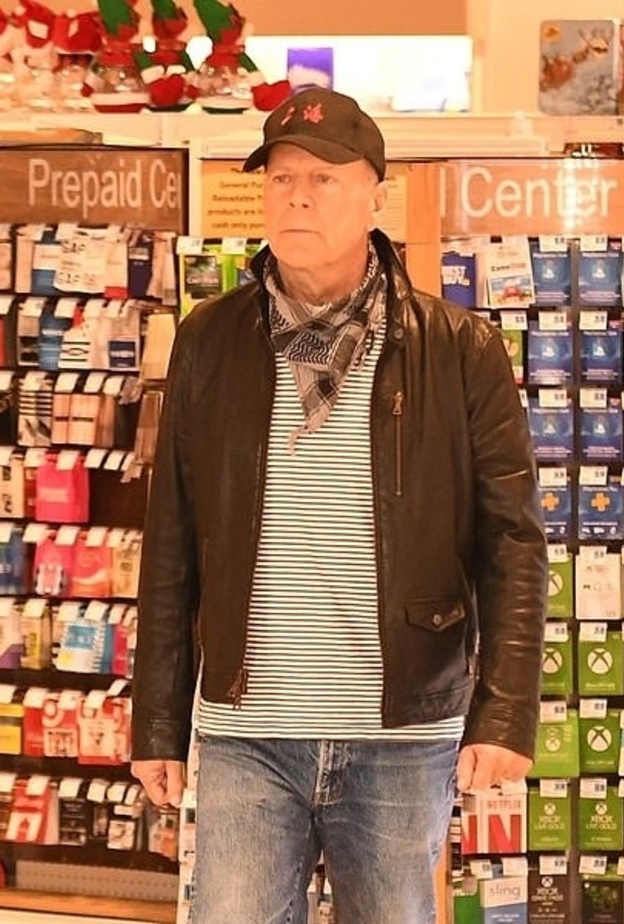 طرد بروس ويليس من صيدلية بسبب رفضه ارتداء قناع