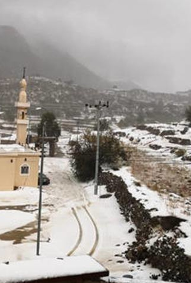 حدث تاريخي ونادر في السعودية الثلوج تكسو محافظة بللسمر