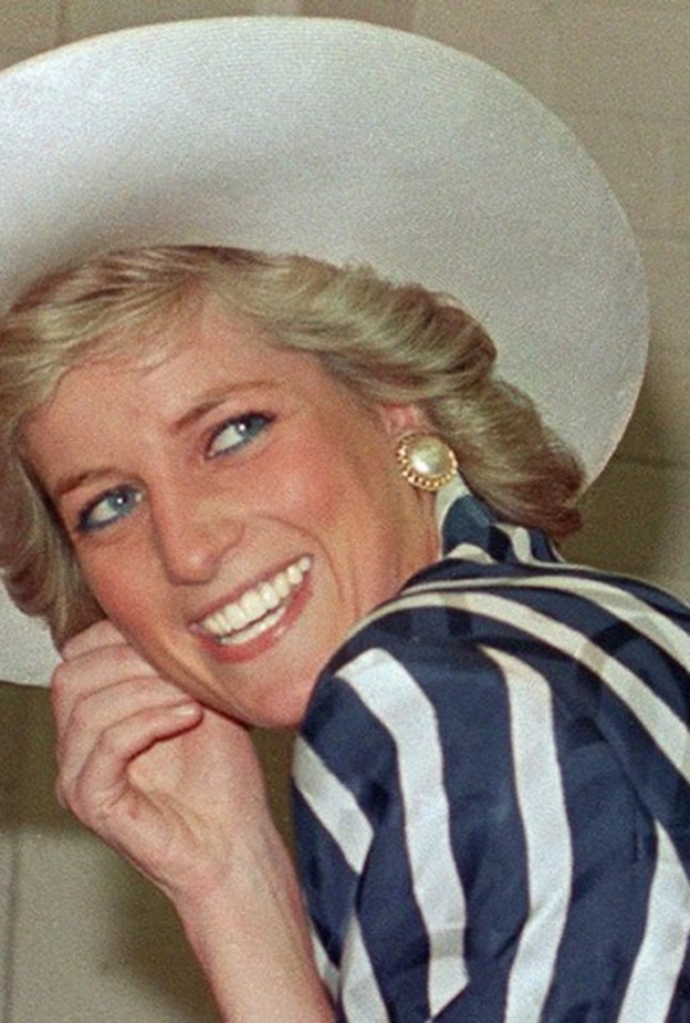 شاهدوا فيديو نادر للأميرة ديانا وهي تعزف على البيانو