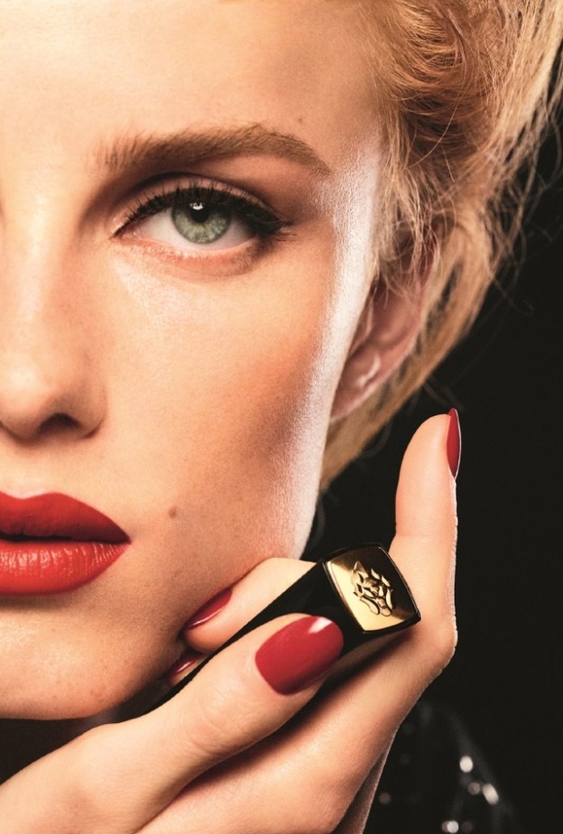 ROUGE ALLURE VELVET LE LION DE CHANEL.. أحمر شفاه خالٍ من اللمعية ومشرق 