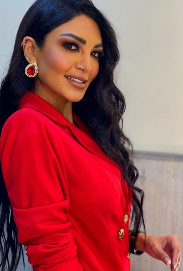 تسريحة الشعر المنسدل مع الغرة لسالي عبد السلام