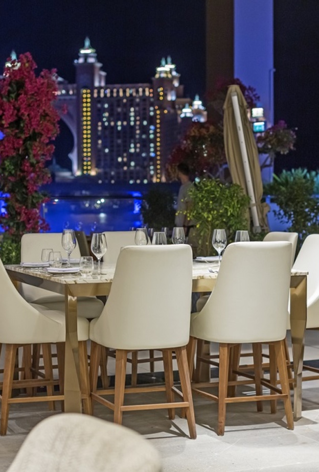  آيزا يقدم تجربة ضيافة أصيلة من المطبخ اليوناني المتوسطي