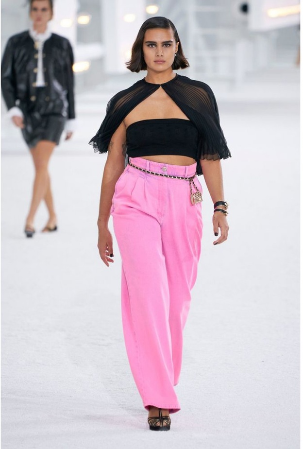  السروال بقصة الأرجل الواسعة من شانيل